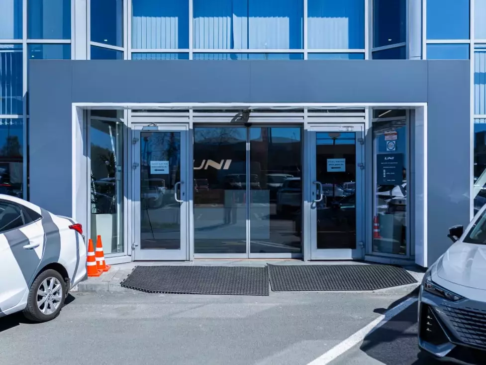 Вход в дилерский центр Changan